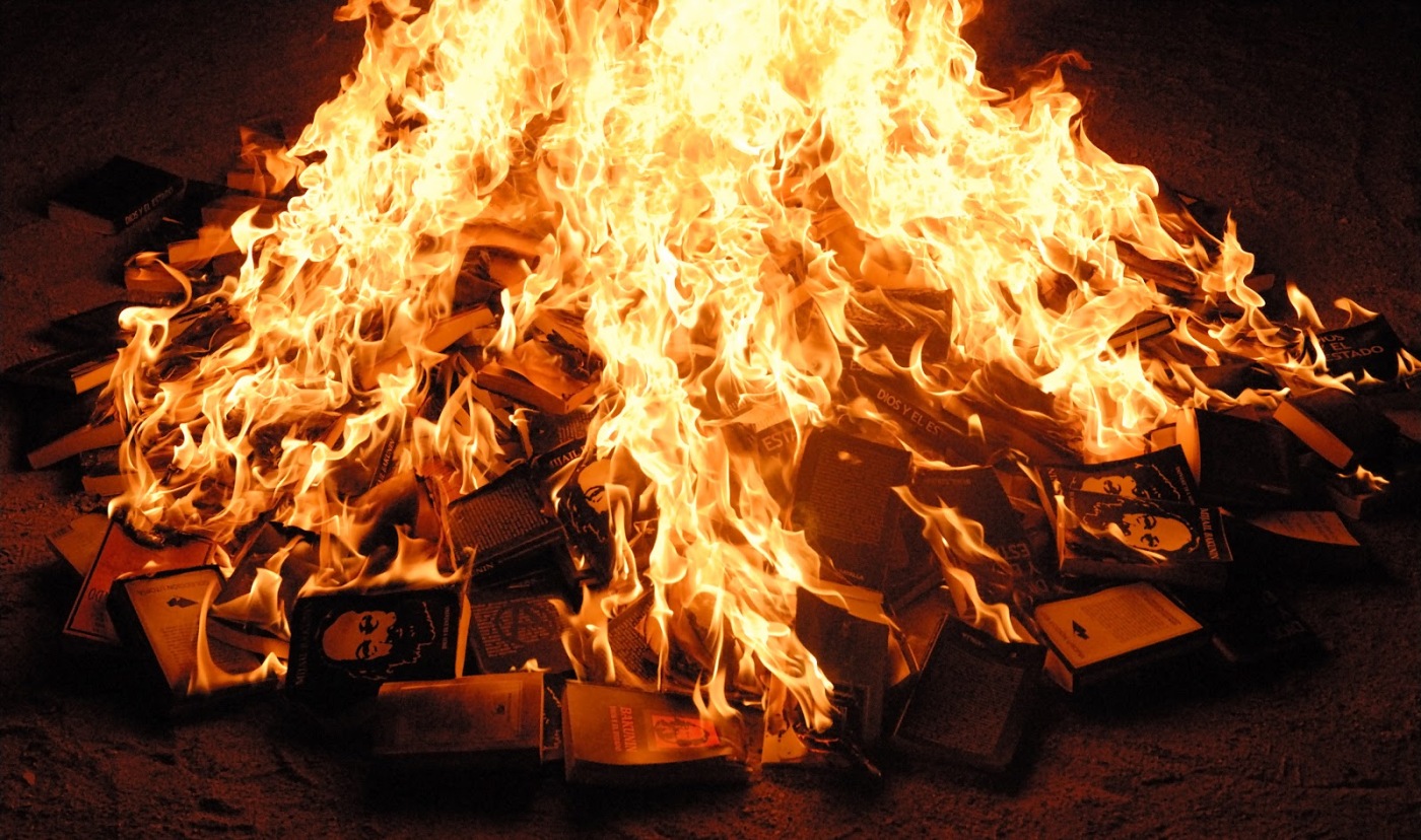 Resultado de imagen de imagenes de quema de libros
